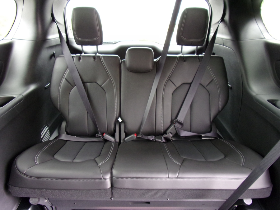 Black Chrysler Pacifica image number 15