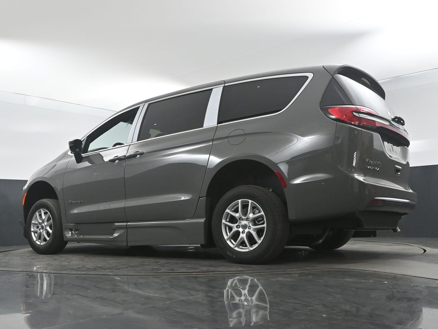New 2025 Chrysler Pacifica Select Safety - BraunAbility Side Entry Entry Fold Out Automatic Ramp
