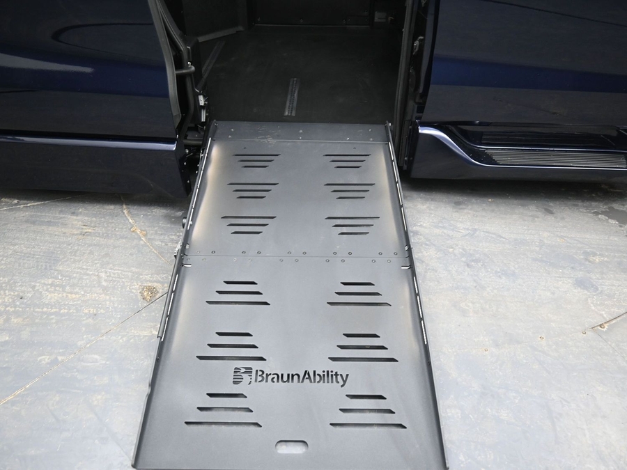 New 2026 Toyota Sienna XLE Add - BraunAbility Side Entry Entry Fold Out Automatic Ramp
