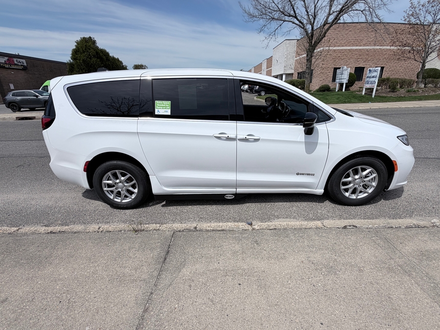 White Chrysler Pacifica image number 5