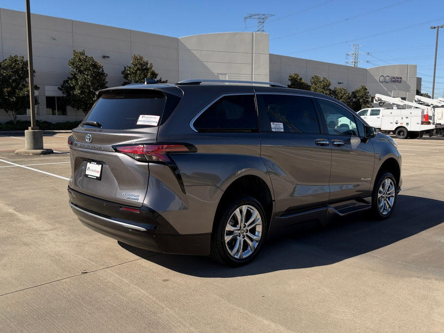 Used 2023 Toyota Sienna Hybrid Platinum - BraunAbility Side Entry Entry In Floor Automatic Ramp