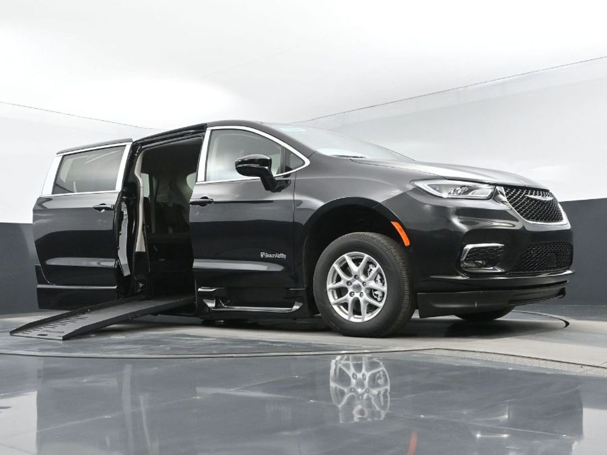 Black Chrysler Pacifica image number 9