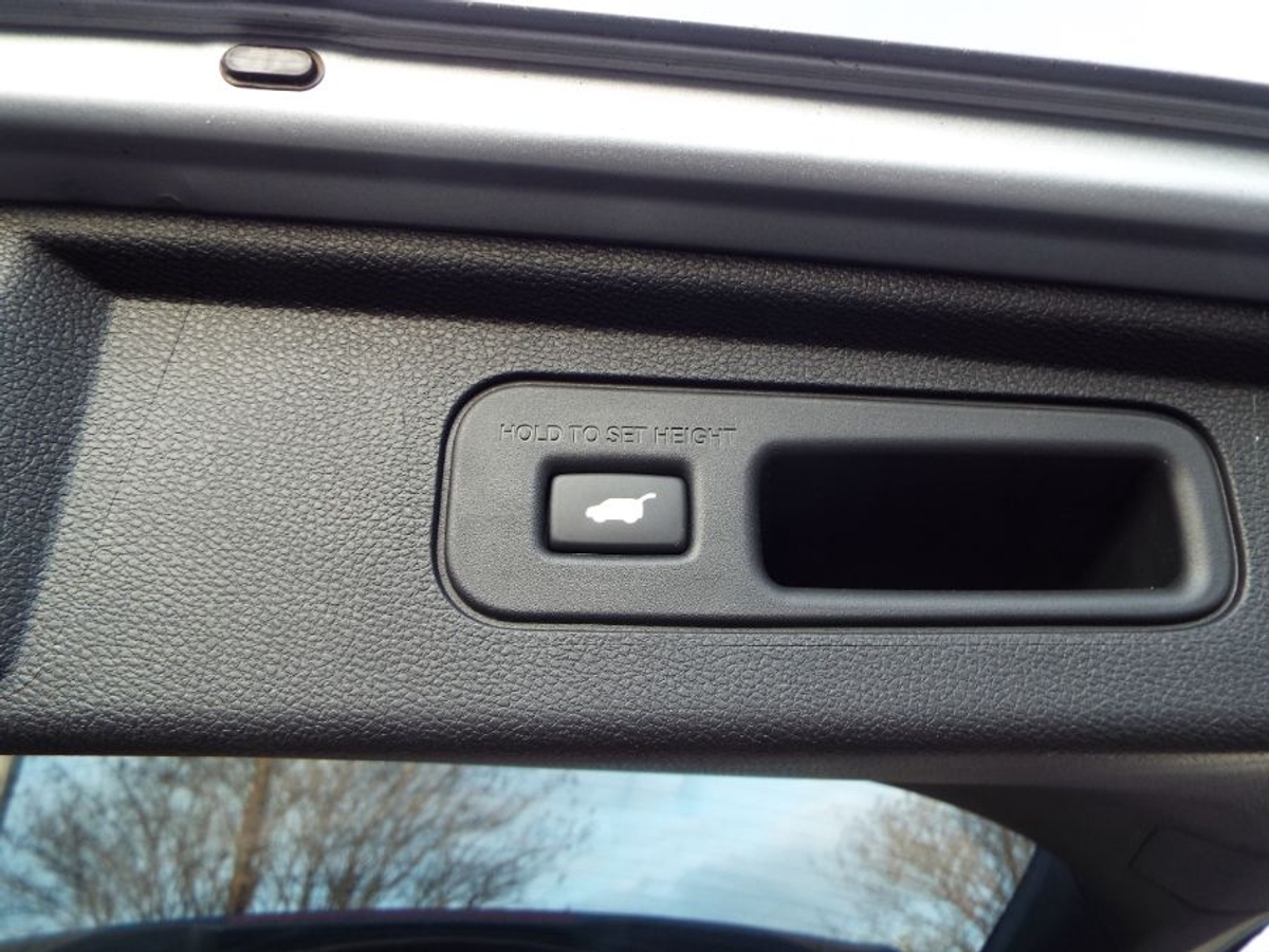 Silver Honda Odyssey image number 30