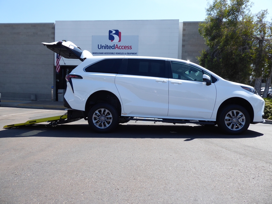 New 2026 Toyota Sienna Hybrid LE w swivel 2nd row - Vantage Mobility Commercial Rear Entry Fold Out Manual Ramp