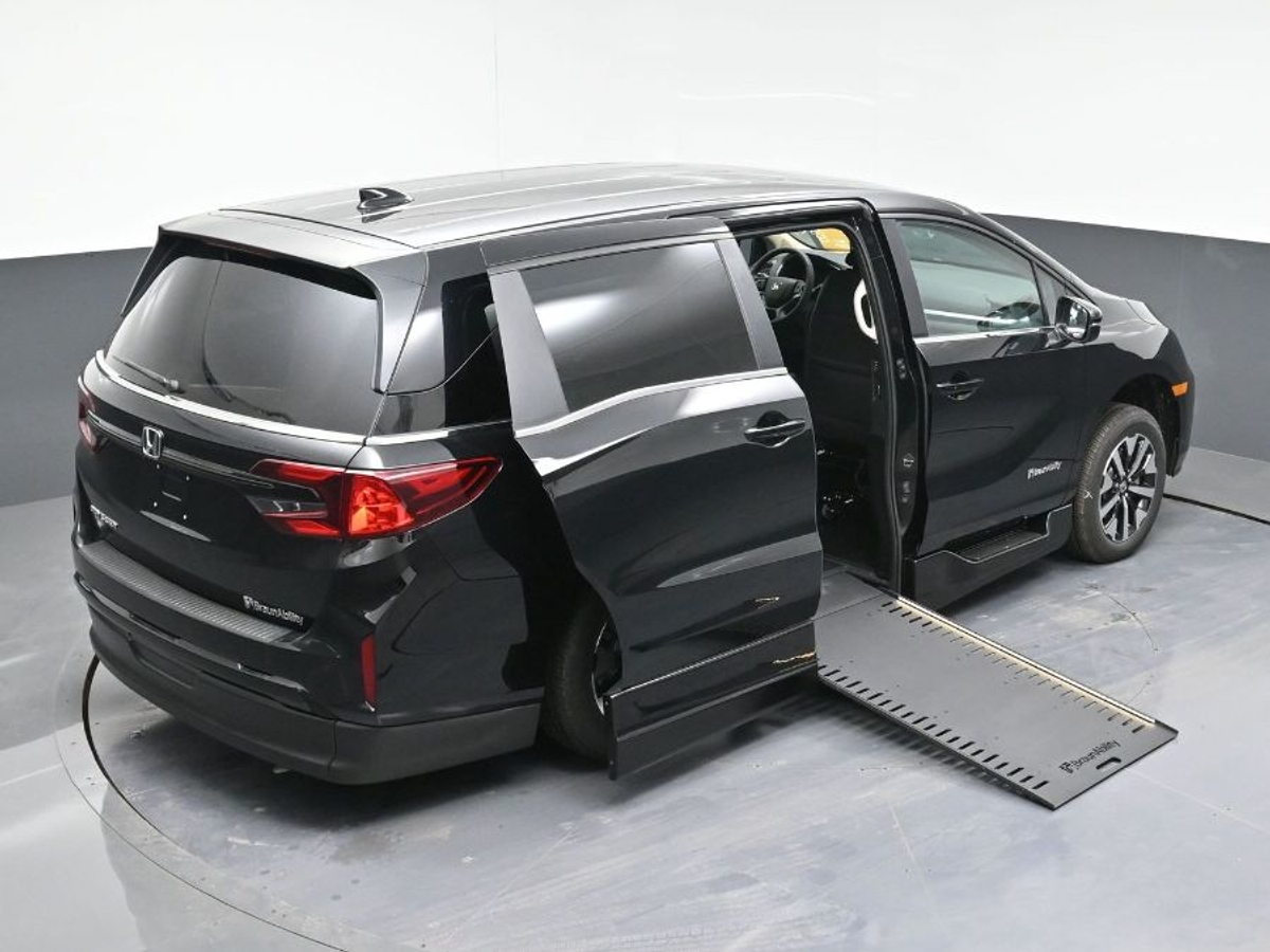 Black Honda Odyssey image number 25