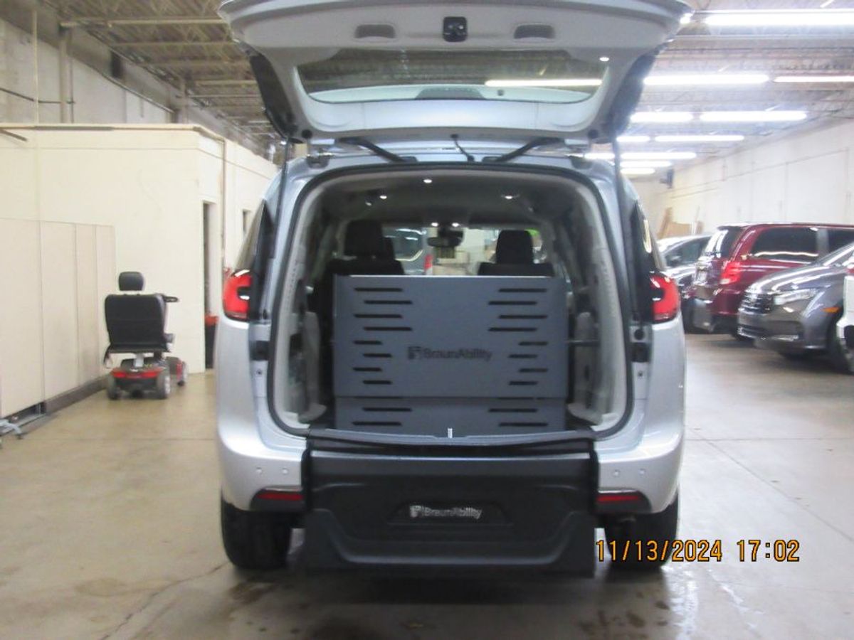 Silver Chrysler Pacifica image number 42