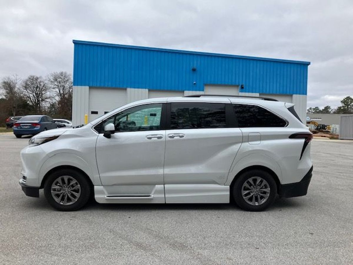 White Toyota Sienna image number 4