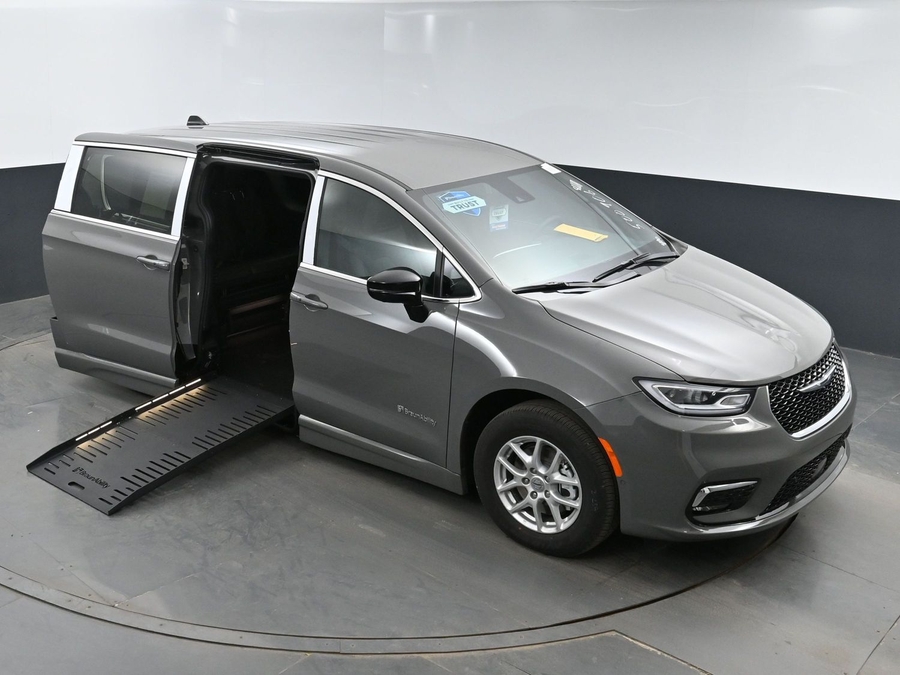 New 2025 Chrysler Pacifica Select Safety - BraunAbility Side Entry Entry Fold Out Automatic Ramp