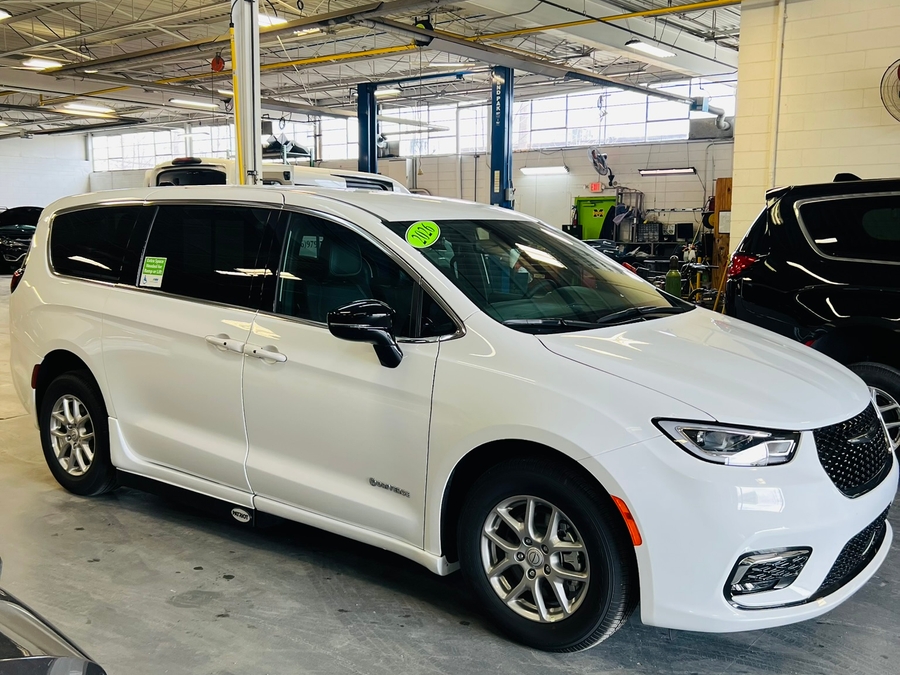 White Chrysler Pacifica image number 1