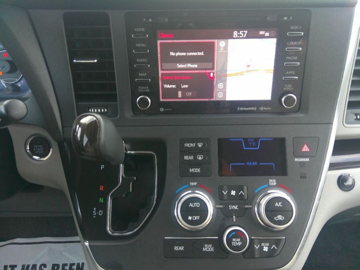 Grey Toyota Sienna image number 11