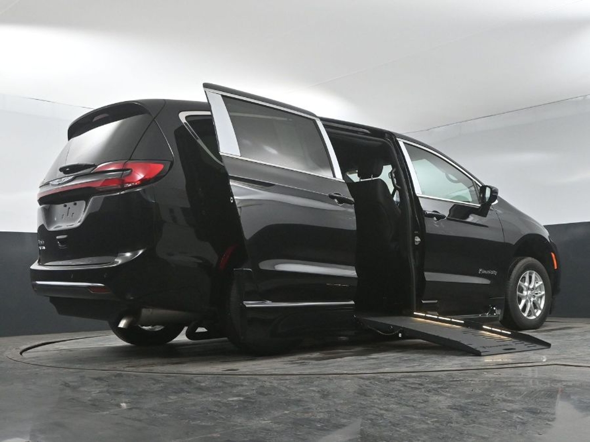 Black Chrysler Pacifica image number 21