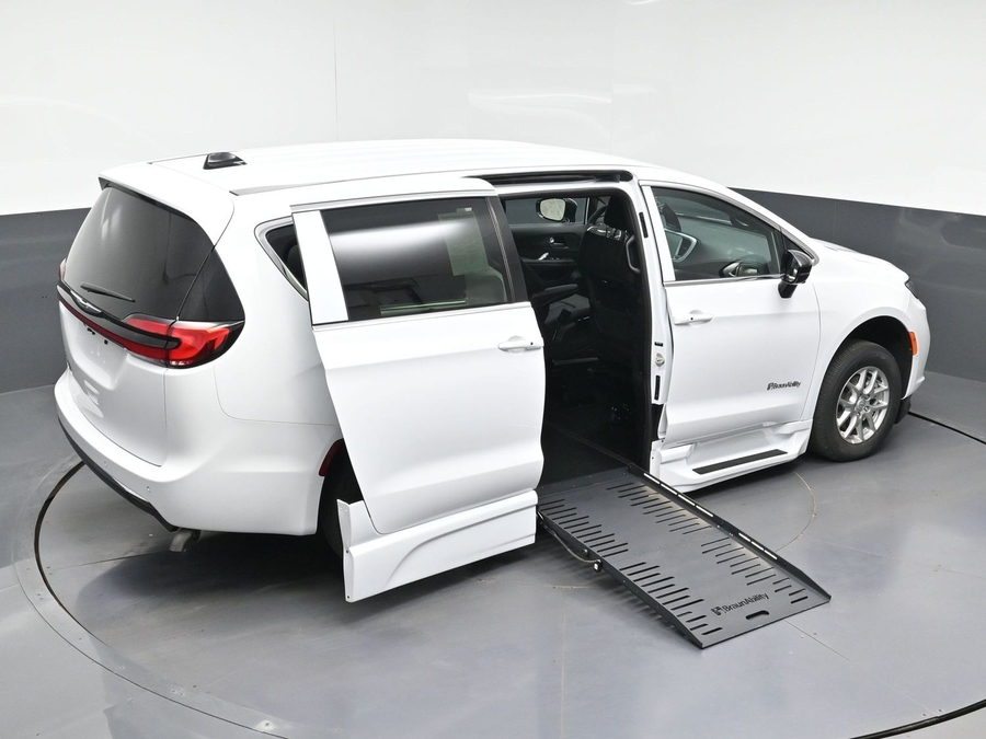 White Chrysler Pacifica image number 22