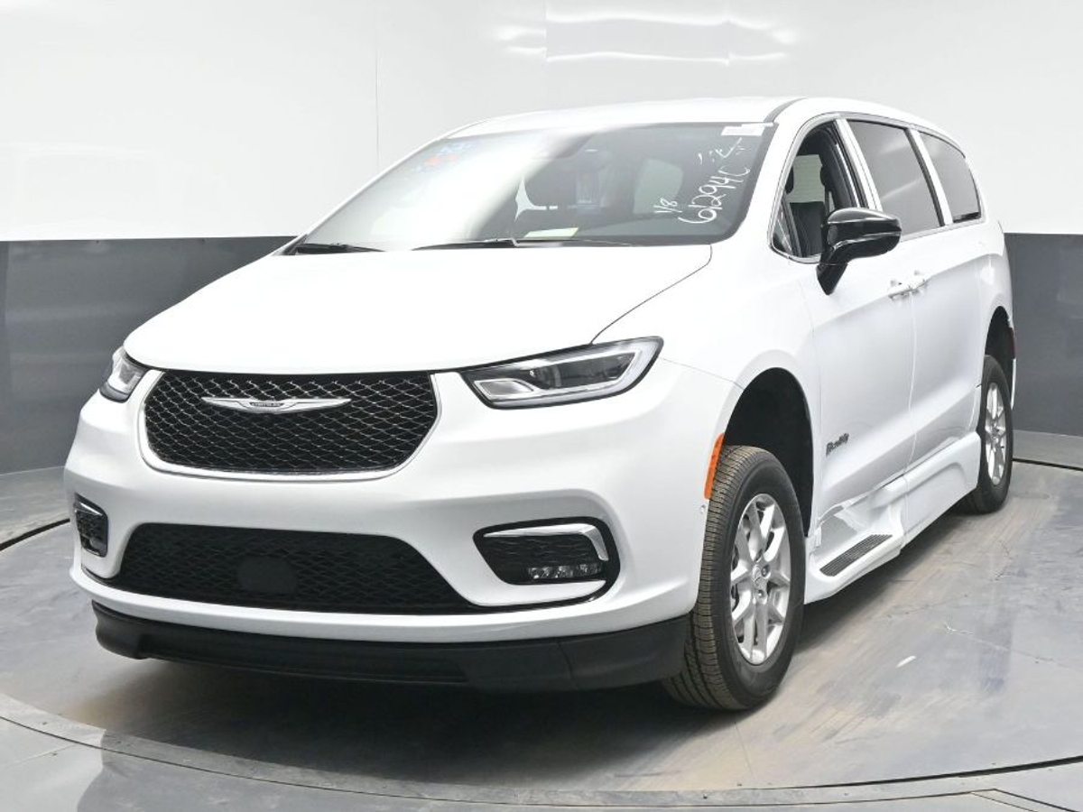 White Chrysler Pacifica image number 1