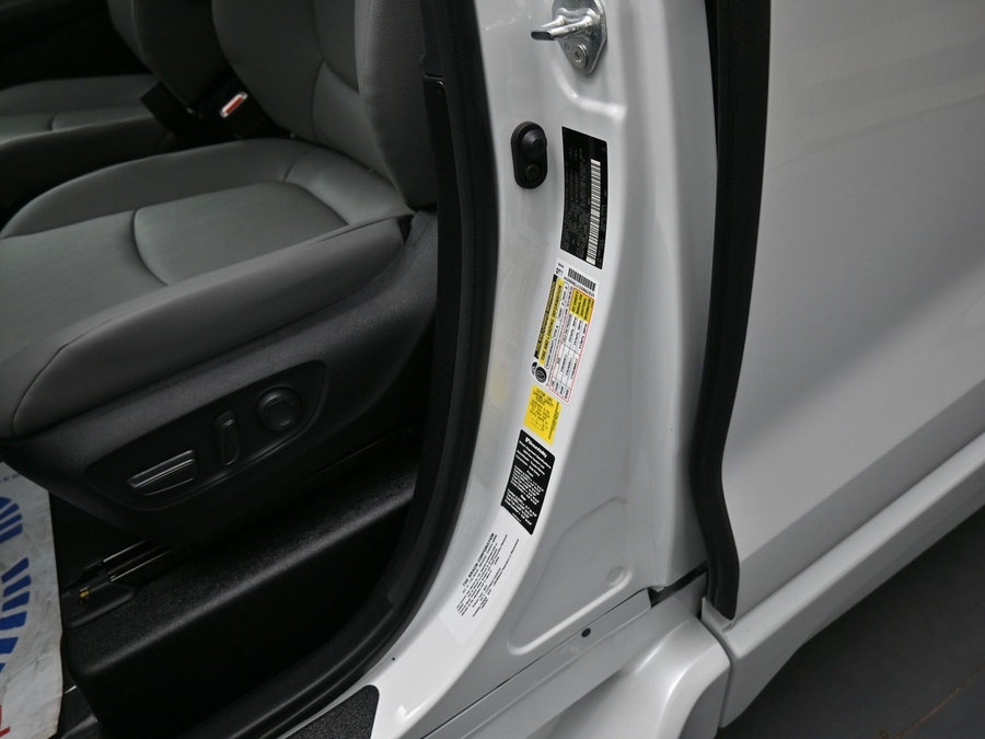 White Toyota Sienna image number 13