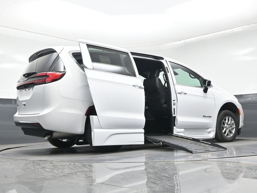 White Chrysler Pacifica image number 14