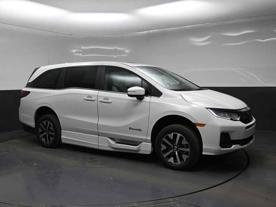 White Honda Odyssey image number 17