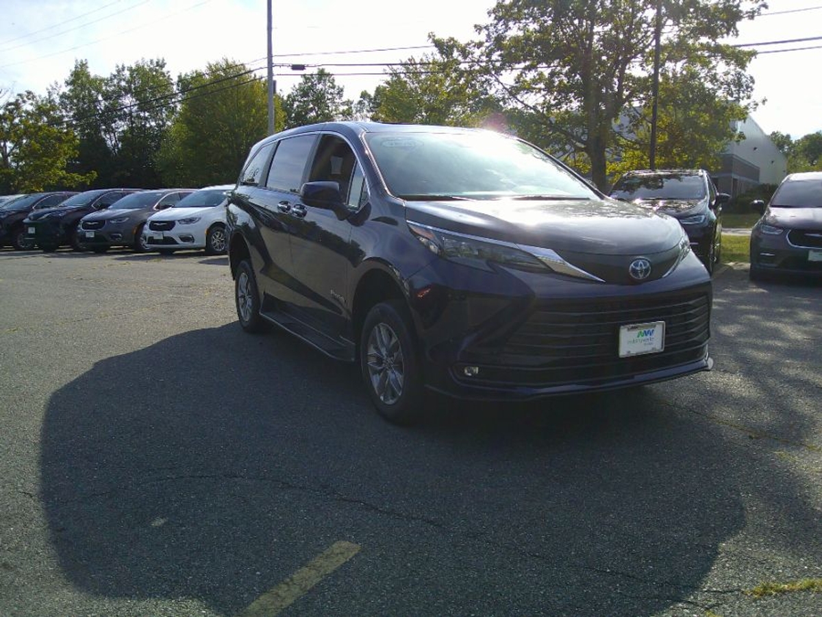 Blue Toyota Sienna image number 2