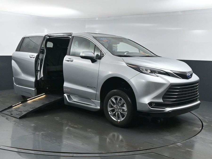 New 2025 Toyota Sienna Hybrid XLE Base - BraunAbility Side Entry Entry Fold Out Automatic Ramp