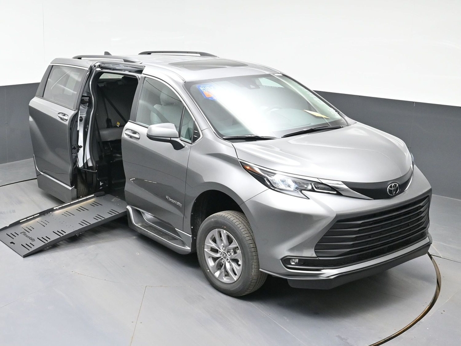 Grey Toyota Sienna image number 21