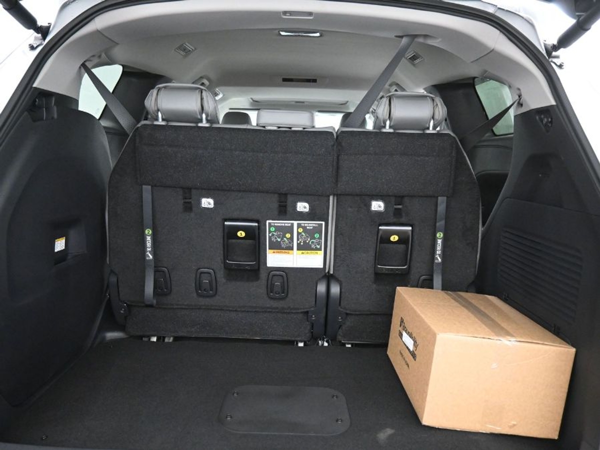 Silver Toyota Sienna image number 13