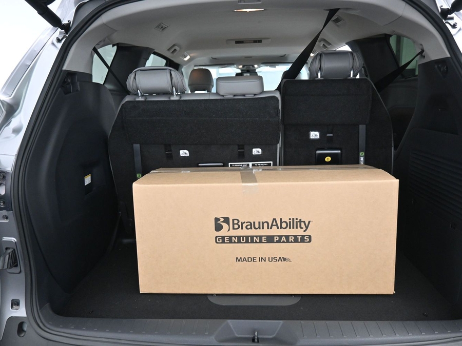 Grey Toyota Sienna image number 11