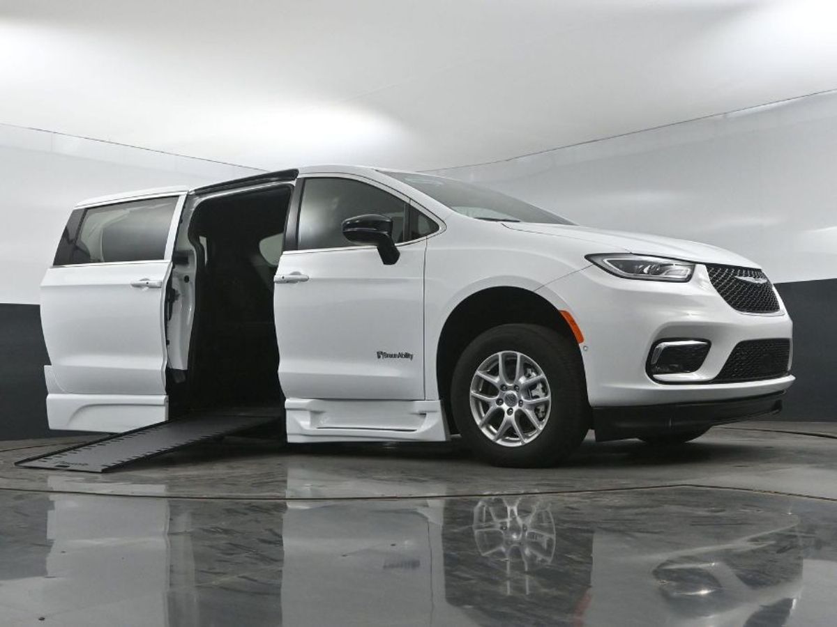 White Chrysler Pacifica image number 18