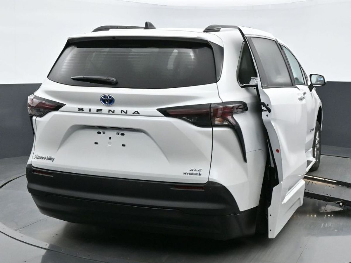 2023 Toyota Sienna XLE - Photo 23