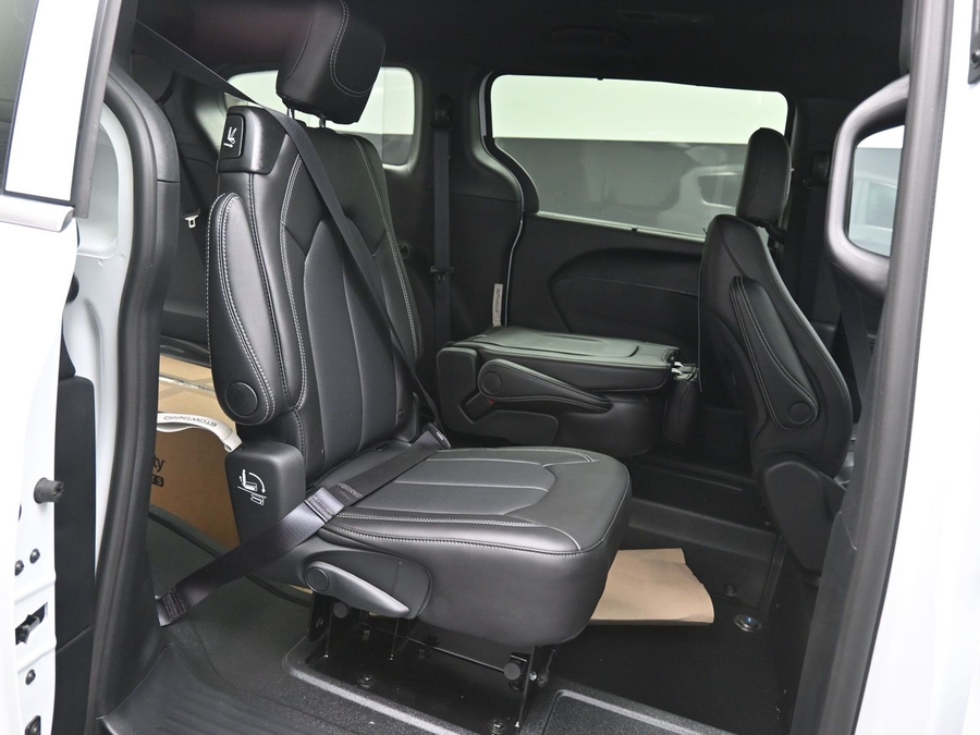 White Chrysler Voyager image number 19