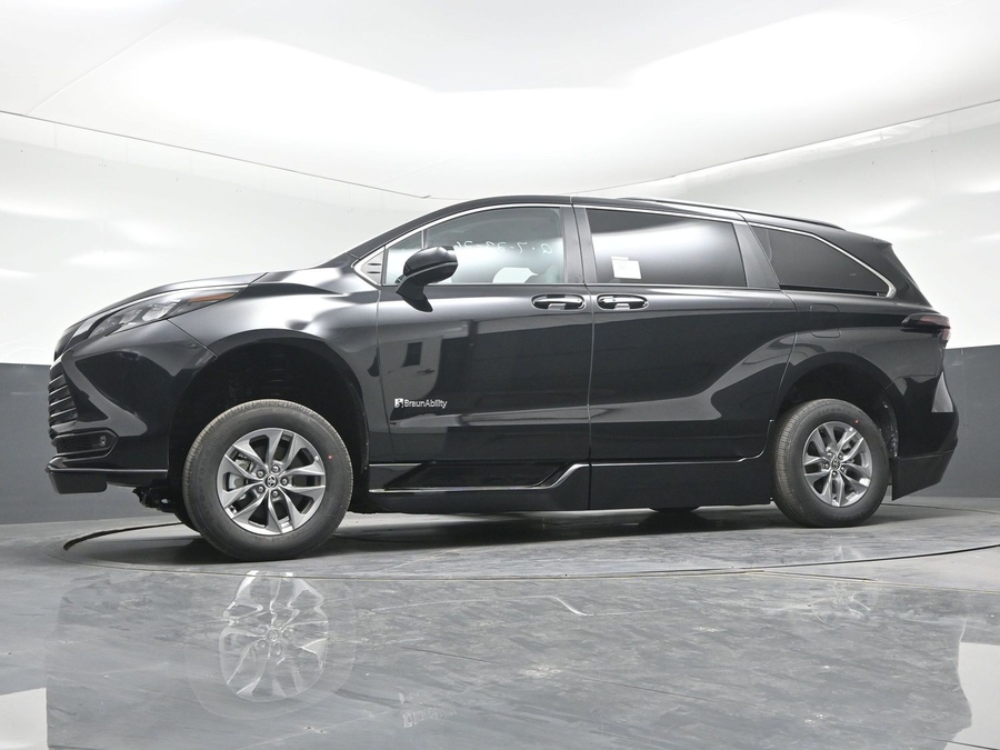 Black Toyota Sienna image number 19