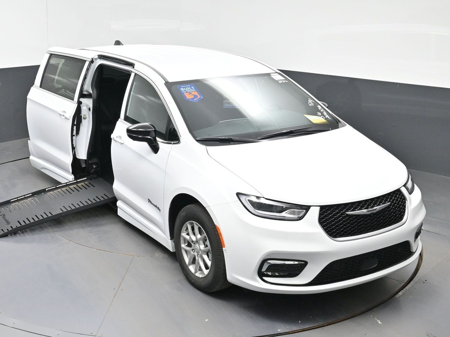 White Chrysler Pacifica image number 15