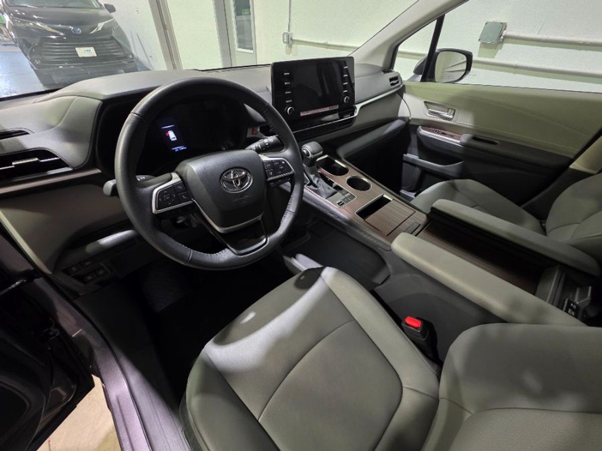 Grey Toyota Sienna image number 29