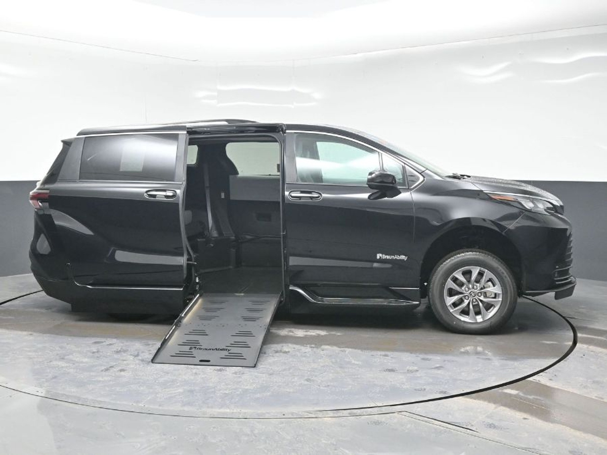 Black Toyota Sienna image number 4