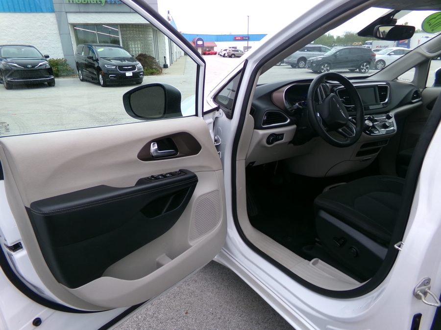 White Chrysler Voyager image number 5