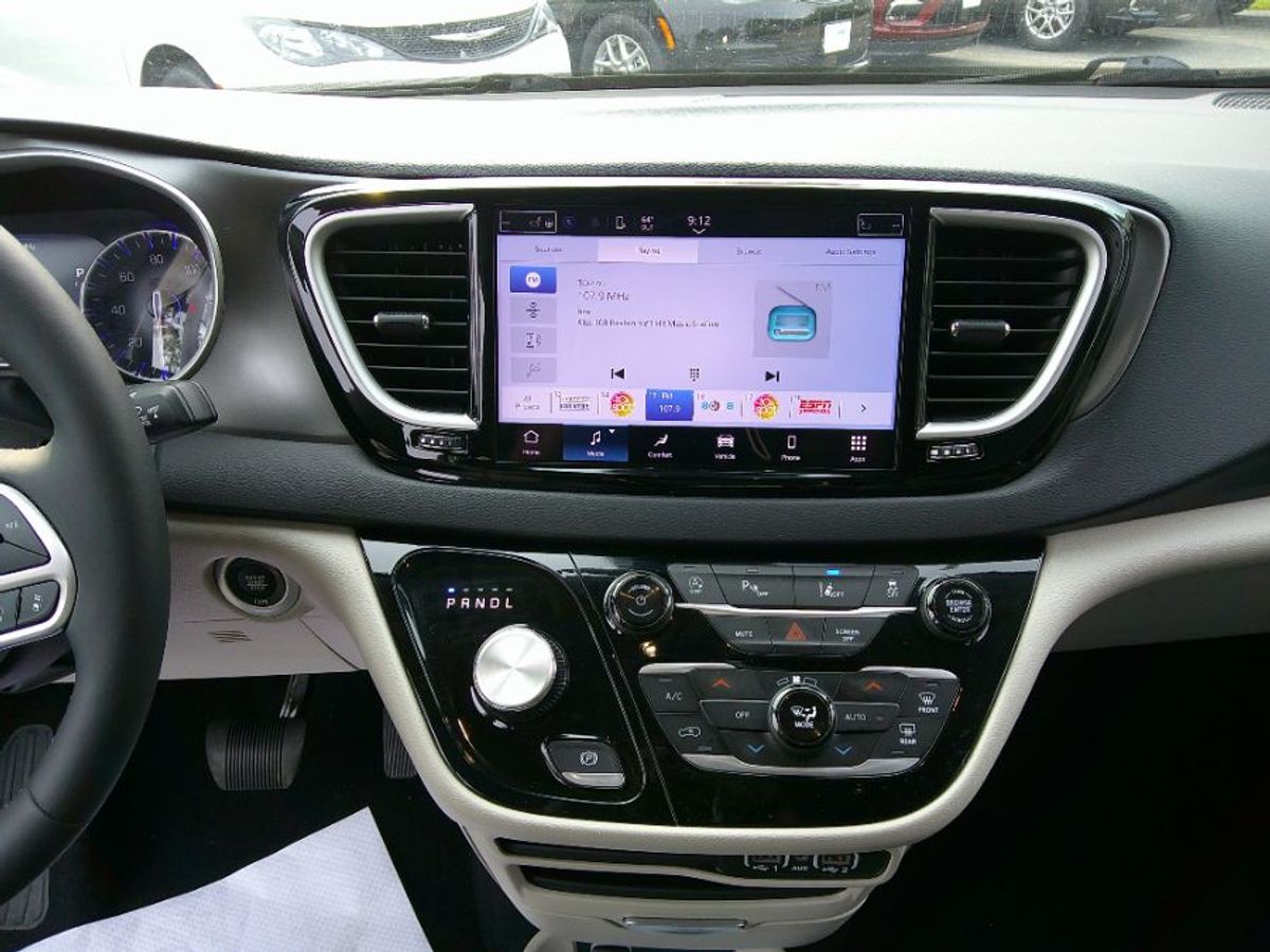 2024 CHRYSLER PACIFICA - Image 17