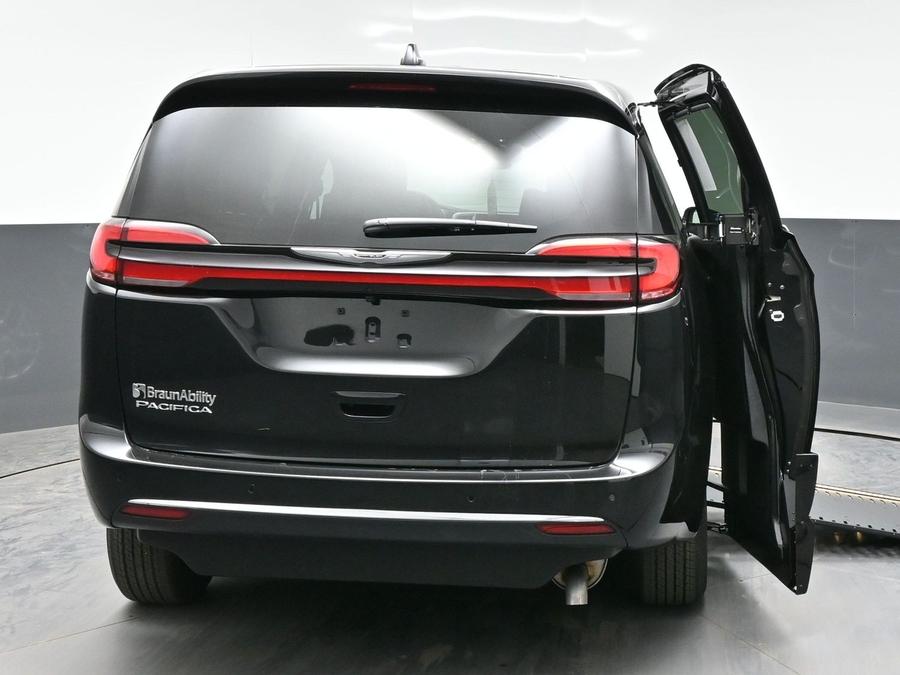 New 2026 Chrysler Pacifica Select Plus - BraunAbility Side Entry Entry In Floor Automatic Ramp