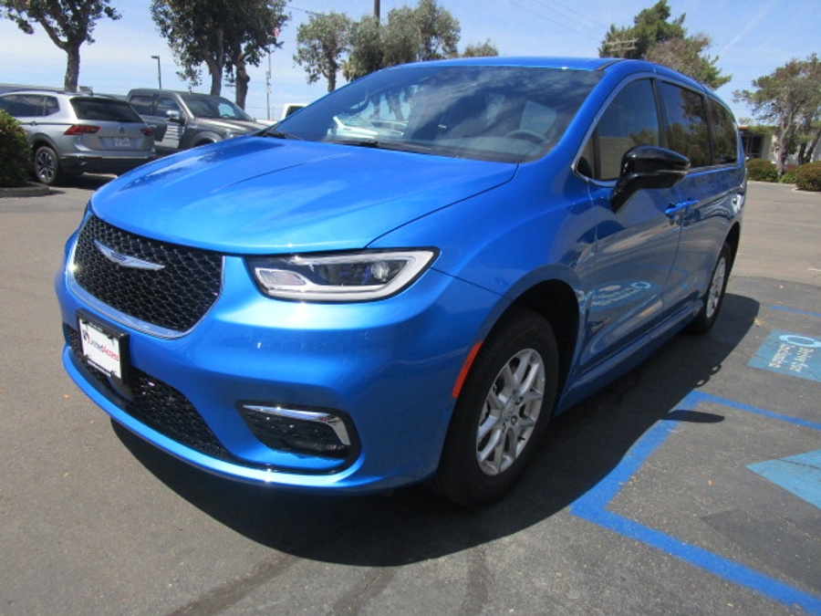 New 2026 Chrysler Pacifica Select Safety - BraunAbility Side Entry Entry Fold Out Automatic Ramp