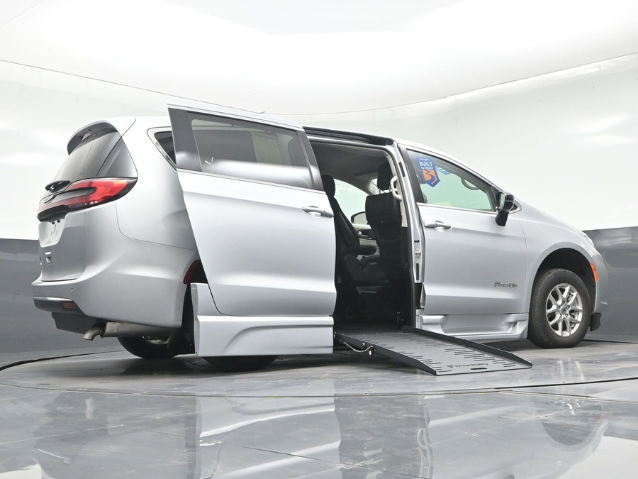 Silver Chrysler Pacifica image number 15
