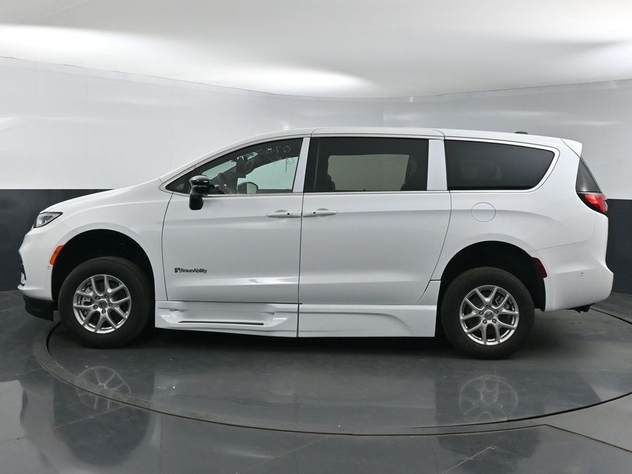New 2025 Chrysler Pacifica Select Safety - BraunAbility Side Entry Entry Fold Out Automatic Ramp