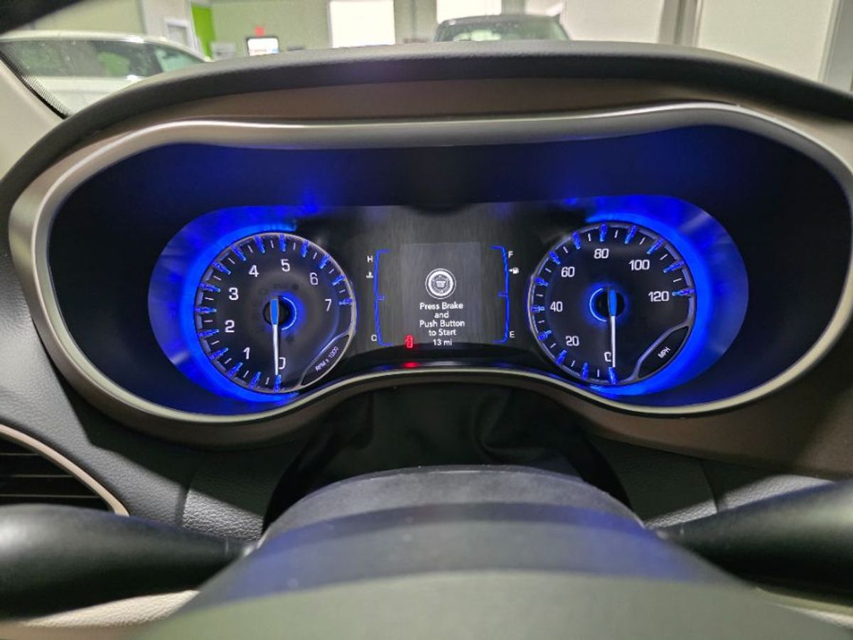 White Chrysler Voyager image number 27