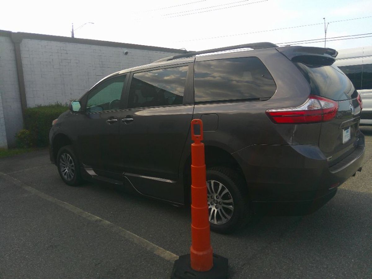 Grey Toyota Sienna image number 5