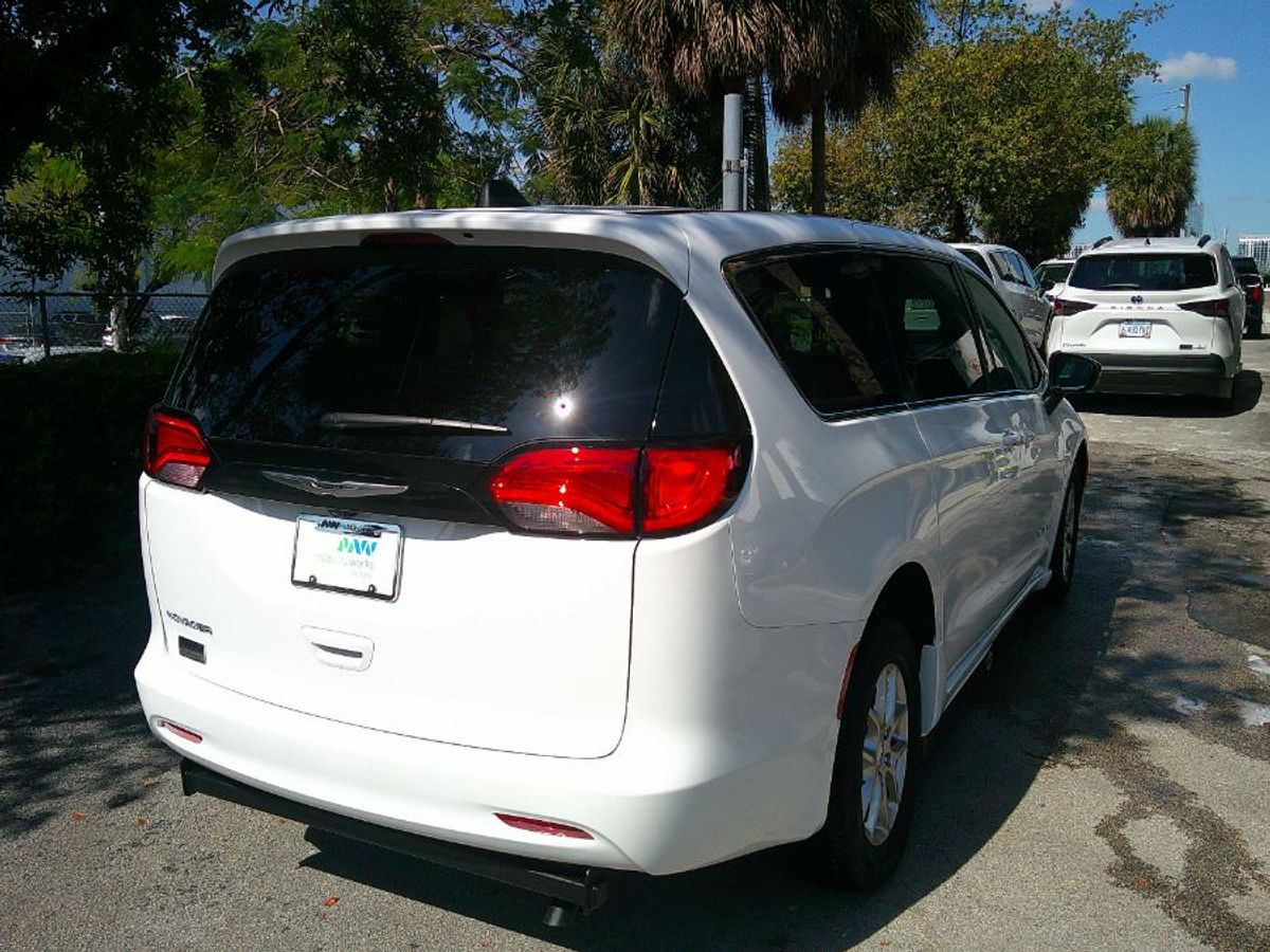 2024 CHRYSLER VOYAGER - Image 8