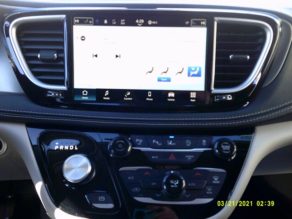Black Chrysler Pacifica image number 10