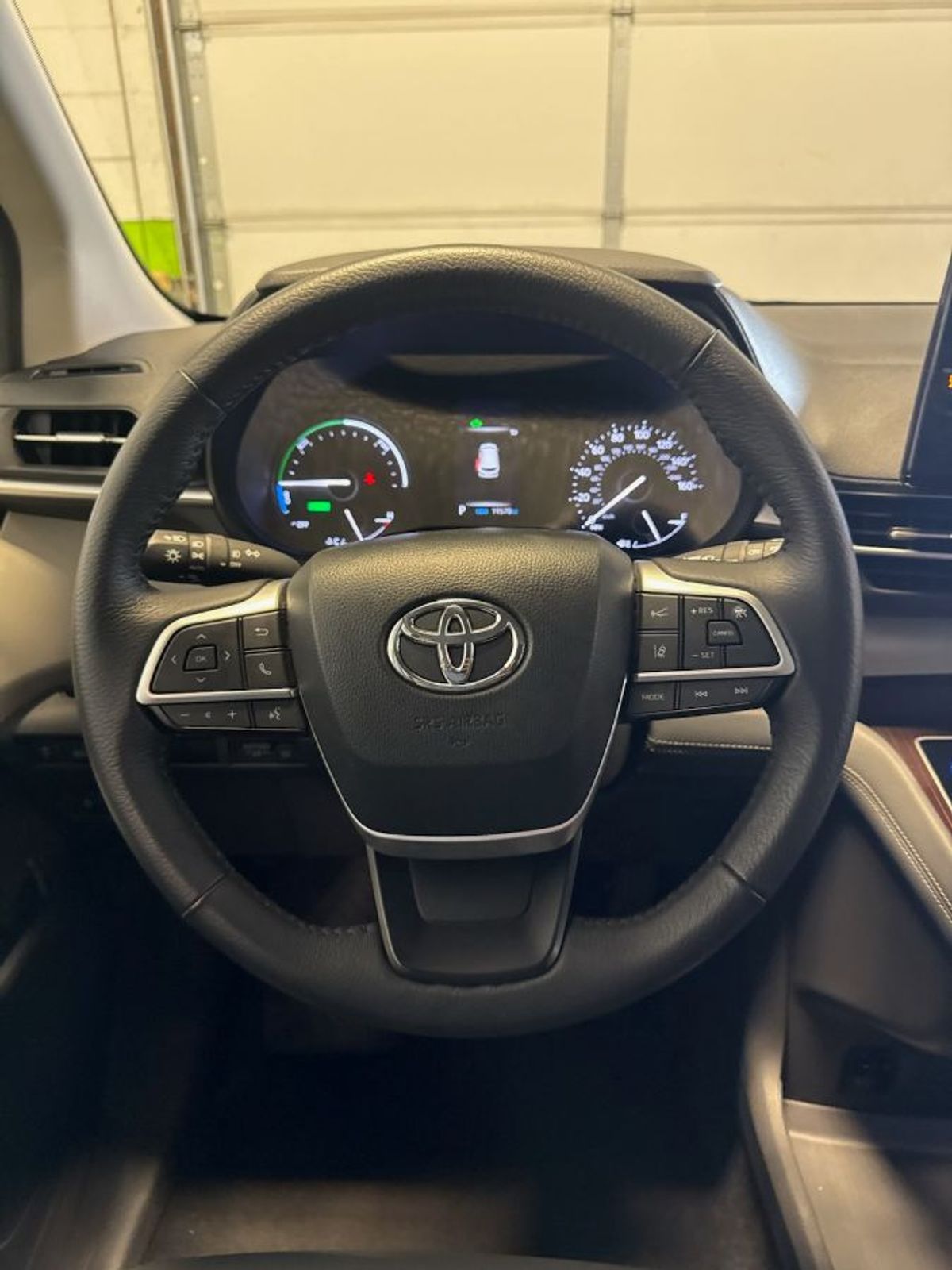 Silver Toyota Sienna image number 9