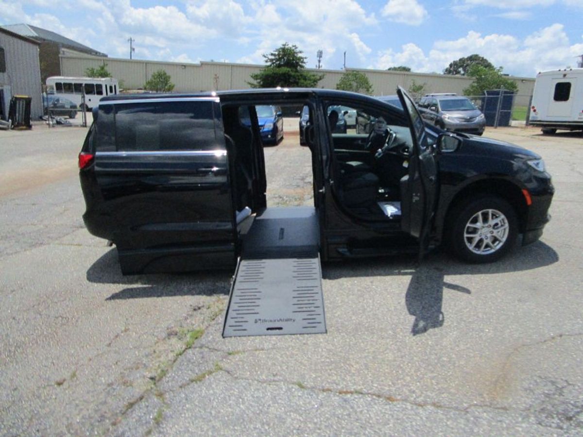 2025 Chrysler Pacifica Select's photo