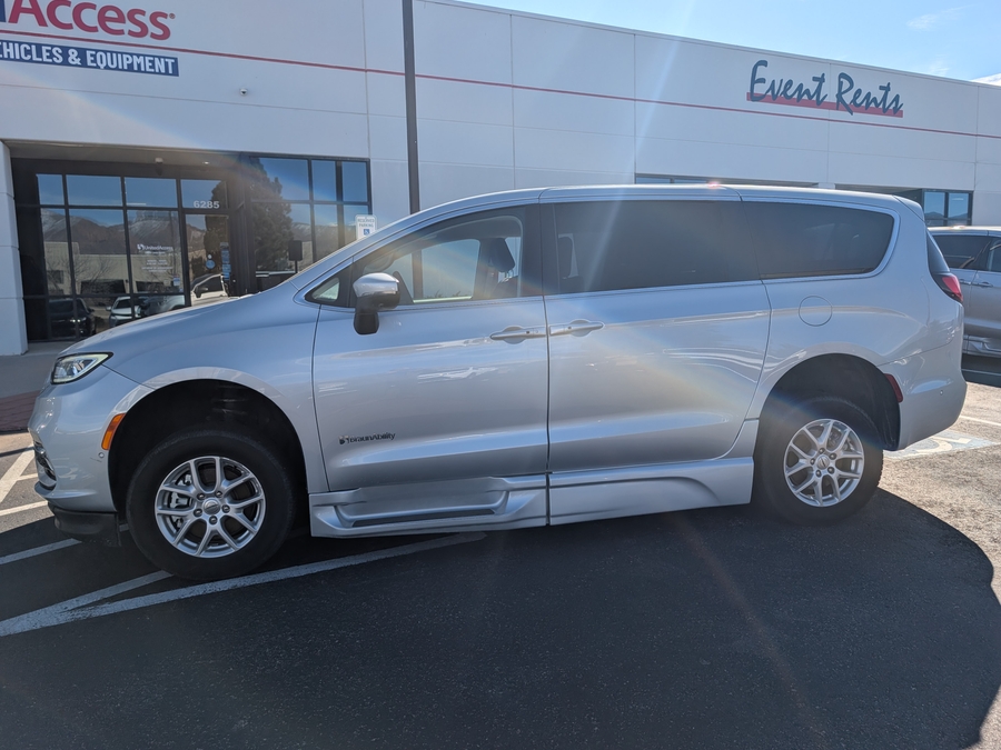 Used 2023 Chrysler Pacifica Touring L Safety - BraunAbility Side Entry Entry In Floor Automatic Ramp
