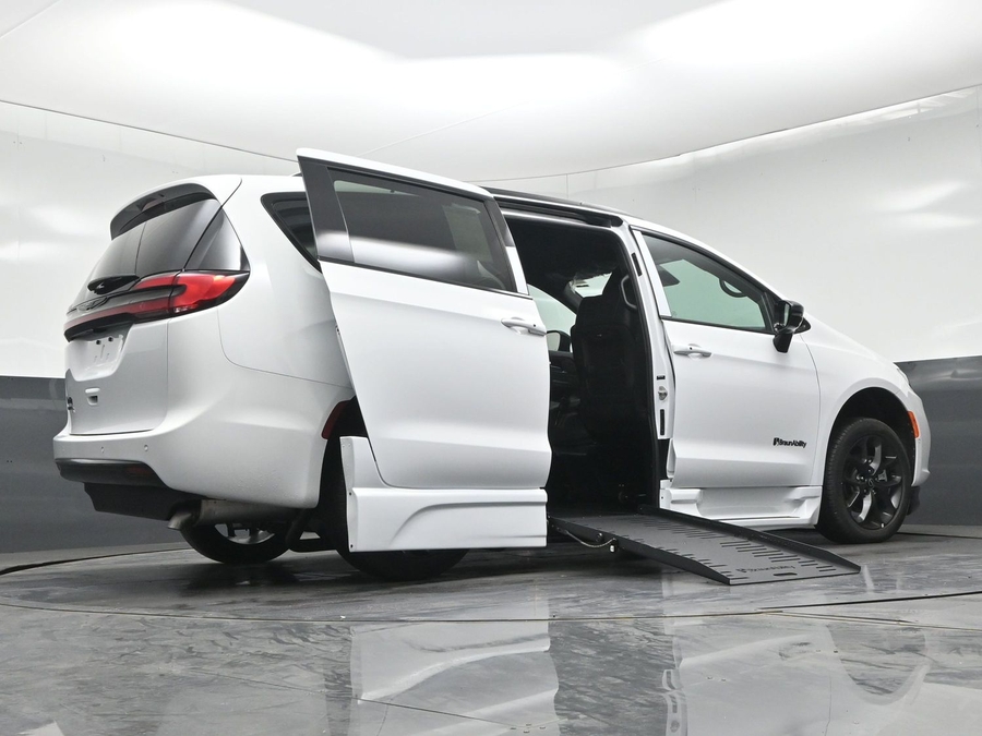 White Chrysler Pacifica image number 18