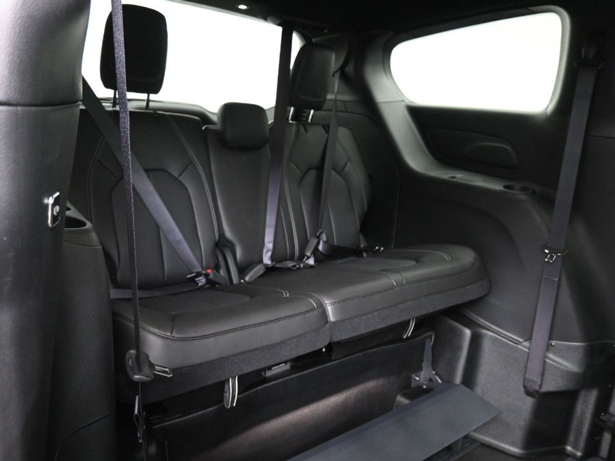 Black Chrysler Pacifica image number 8