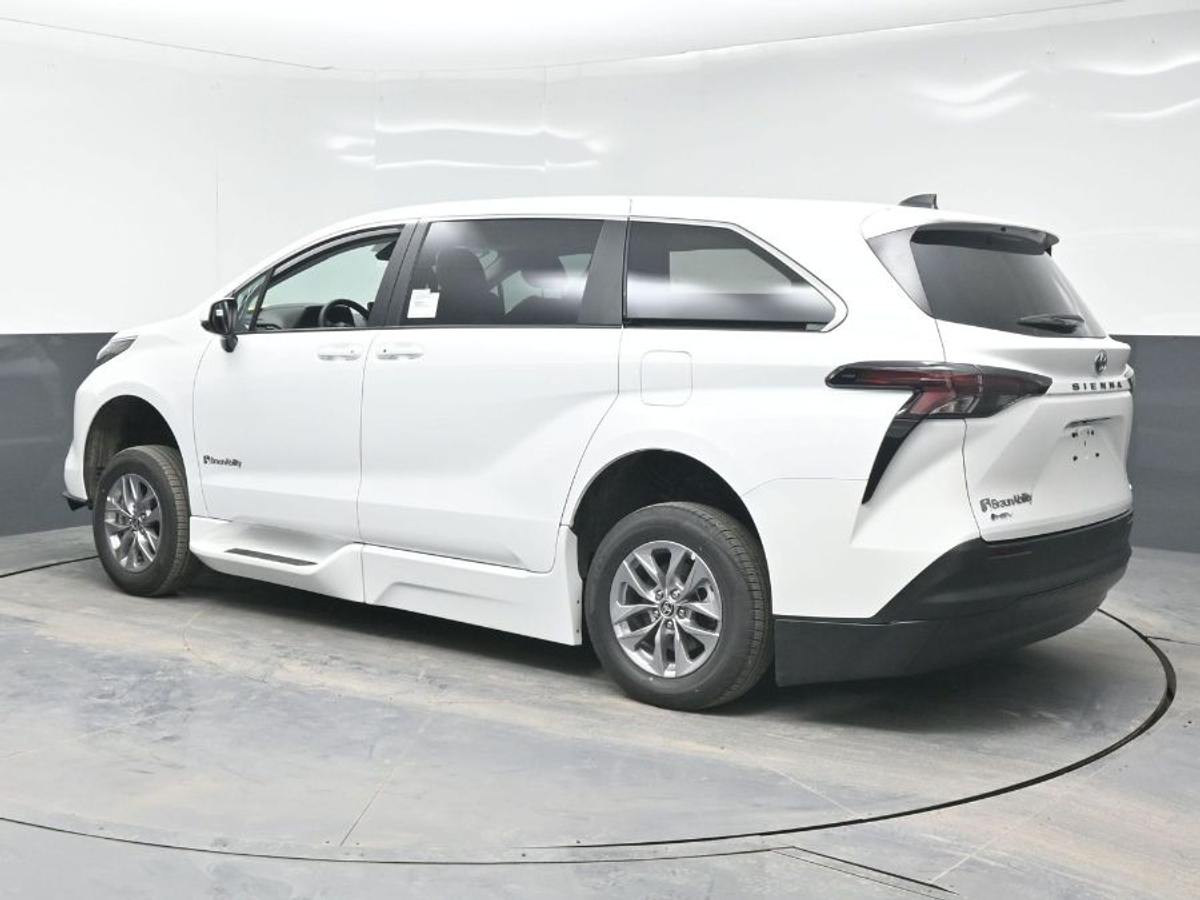2025 TOYOTA SIENNA - Image 2