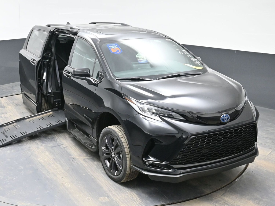 Black Toyota Sienna image number 22