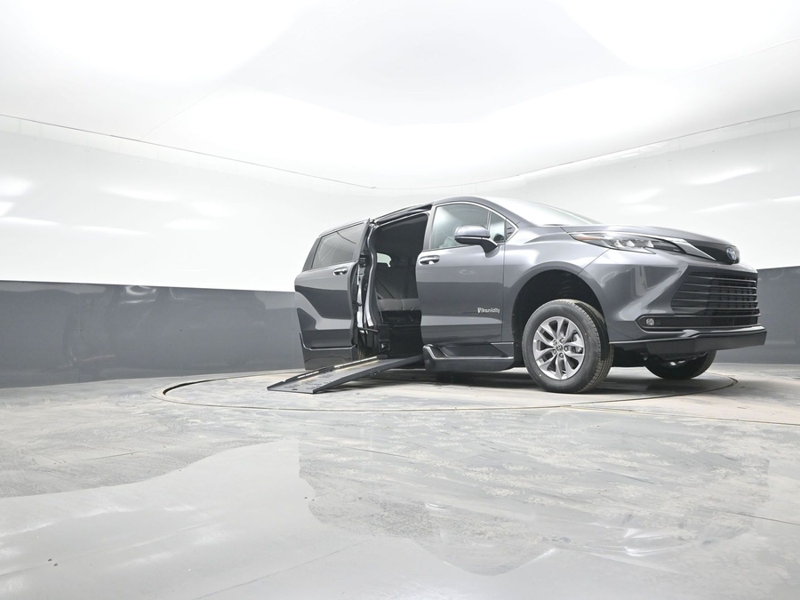 Grey Toyota Sienna image number 18